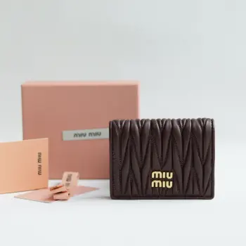 <p> 新版本口袋小钱包 pocket wallet 专柜新款小钱夹 型号 5MV204    里外都是进口顶级羊皮  内压198A 百元钞银行卡硬币零钱通通可以收入其中  尺寸 11.5 X8 cm 配原版包装</p>