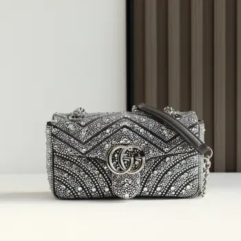 <p> Gucci Marmont马蒙亮钻款双G鎏金与晶光的永恒邂逅</p><p>马蒙系列复古底蕴 标志性双G徽章之上 满铺手工甄选的璀璨亮钻 在光线下折射出流动星河般的夺目光彩 意大利匠人手工镶嵌工艺加持 让金属的温润质感与晶钻的闪耀锋芒完美相融 经典</p><p>V纹与爱心标识清晰可辨 细节处尽显奢雅格调 </p><p>无论是通勤西装的利落搭配 还是晚宴礼裙的华丽组合 它都能瞬间提升造型精致度 成为你衣橱里的 高光加分项    </p><p>型号 837280 </p><p>尺寸 22-12.5-6cm</p>