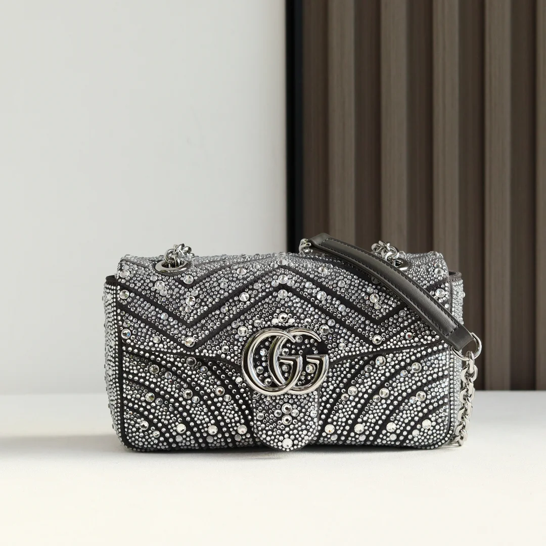 <p> Gucci Marmont马蒙亮钻款双G鎏金与晶光的永恒邂逅</p><p>马蒙系列复古底蕴 标志性双G徽章之上 满铺手工甄选的璀璨亮钻 在光线下折射出流动星河般的夺目光彩 意大利匠人手工镶嵌工艺加持 让金属的温润质感与晶钻的闪耀锋芒完美相融 经典</p><p>V纹与爱心标识清晰可辨 细节处尽显奢雅格调 </p><p>无论是通勤西装的利落搭配 还是晚宴礼裙的华丽组合 它都能瞬间提升造型精致度 成为你衣橱里的 高光加分项 </p><p>型号 837280 </p><p>尺寸 22-12.5-6cm</p>