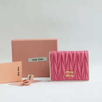 <p> 新版本口袋小钱包 pocket wallet 专柜新款小钱夹 型号 5MV204    里外都是进口顶级羊皮  内压198A 百元钞银行卡硬币零钱通通可以收入其中  尺寸 11.5 X8 cm 配原版包装</p>