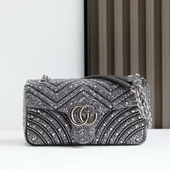 <p>Gucci Marmont马蒙亮钻款双G鎏金与晶光的永恒邂逅</p><p>马蒙系列复古底蕴 标志性双G徽章之上 满铺手工甄选的璀璨亮钻 在光线下折射出流动星河般的夺目光彩 意大利匠人手工镶嵌工艺加持 让金属的温润质感与晶钻的闪耀锋芒完美相融 经典</p><p>V纹与爱心标识清晰可辨 细节处尽显奢雅格调 </p><p>无论是通勤西装的利落搭配 还是晚宴礼裙的华丽组合 它都能瞬间提升造型精致度 成为你衣橱里的 高光加分项    </p><p>型号 837267</p><p>尺寸 26-13-6cm</p>