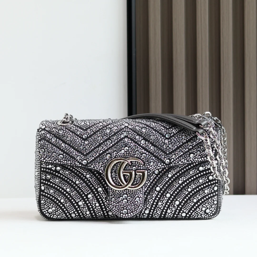 <p>Gucci Marmont马蒙亮钻款双G鎏金与晶光的永恒邂逅</p><p>马蒙系列复古底蕴 标志性双G徽章之上 满铺手工甄选的璀璨亮钻 在光线下折射出流动星河般的夺目光彩 意大利匠人手工镶嵌工艺加持 让金属的温润质感与晶钻的闪耀锋芒完美相融 经典</p><p>V纹与爱心标识清晰可辨 细节处尽显奢雅格调 </p><p>无论是通勤西装的利落搭配 还是晚宴礼裙的华丽组合 它都能瞬间提升造型精致度 成为你衣橱里的 高光加分项 </p><p>型号 837267</p><p>尺寸 26-13-6cm</p>