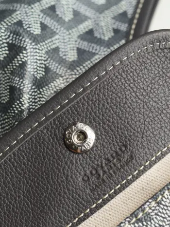 <p> 戈雅  新品Hobo Boheme mini流浪包腋下包 灵感来自波西米亚流浪的生活哲学 两大王牌Saint Louis  Artois系列托特包的综合体 内置子母袋 随性慵懒风 拥有了它你就是时尚界的弄潮儿 肩带的舒适度就是整个包的灵魂 慢工出细活 细节看图就是了  型号  尺寸  26×11×22cm</p>