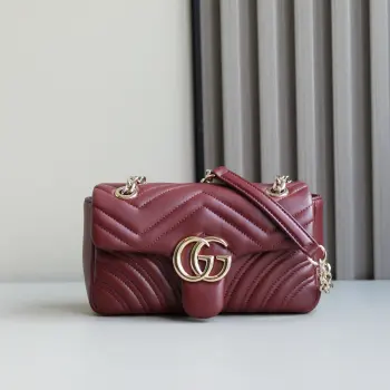 <p>  新品 品牌标志性GG Marmont系列匠心融蕴双G造型配件和切面链式包带 甄选柔软皮革缔就线条柔和的包型 </p><p>驰棕色V型Matelassé羊皮革</p><p>浅金色调配件</p><p>古驰安可拉红粘胶纤维衬里</p><p>内部 一个开口袋</p><p>滑链包带可作为肩带 55厘米高 使用</p><p>弹簧扣翻盖</p><p>型号 837280 </p><p>尺寸 22厘米 宽 x 12.5厘米 高 x 6厘米 深 </p><p>重量 约0.55千克</p><p>颜色 安可拉红全皮/原厂皮 </p><p>意大利创作</p>