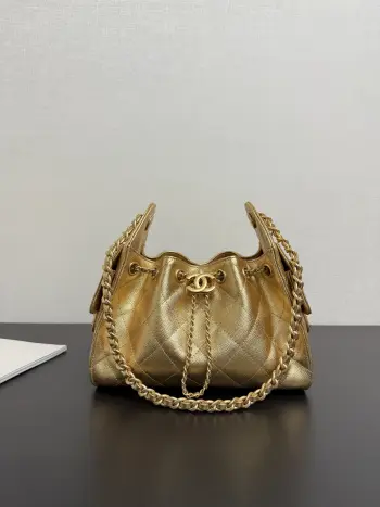 <p> 原厂皮 Ohanel26C水桶抽绳包 鱼子酱mini</p><p>新添一个小可爱 它的本体其实是一个小水桶包 鱼子酱牛皮皮质是摸起来比较柔软的 很像刻意而为之的精心搭配 size 22*21*10cm 迷你 99480</p>