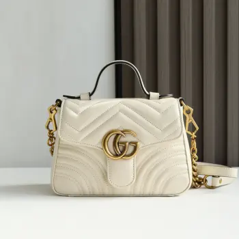<p> 原厂皮)全新升级版GG Marmont邮差包系列型号 547260 尺寸 21*15*8cm GG Marmont 它的流行一直从未停止过 没有比它更好看的邮差包了 双G衔缝迷你手提单肩斜挎链条包 经典双G标志 背面爱心设计 让整个包添了一些少女的可爱气息 手提设计 让你拥有不同的背法 </p>