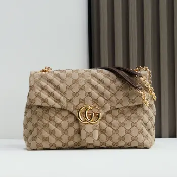 <p> Generation Gucci系列深入探索品牌的典藏元素和视觉密码 将不同世代的设计融合成一个美学叙事 这款肩背包采用GG帆布制成 呈现复古灵感的沙色 饰有金色调配件 增添精致感 </p><p>沙色和深棕色GG帆布</p><p>金色调配件</p><p>双G</p><p>内部 拉链口袋</p><p>外部 开口后袋</p><p>滑动链条肩带 28 – 51厘米下垂</p><p>磁扣</p><p>型号 850676 </p><p>尺寸 31厘米 宽 x 17厘米 高 x 8厘米 深 </p><p>重量 约 0.5 千克</p><p>颜色 杏布/棕色 </p><p>意大利创作</p>