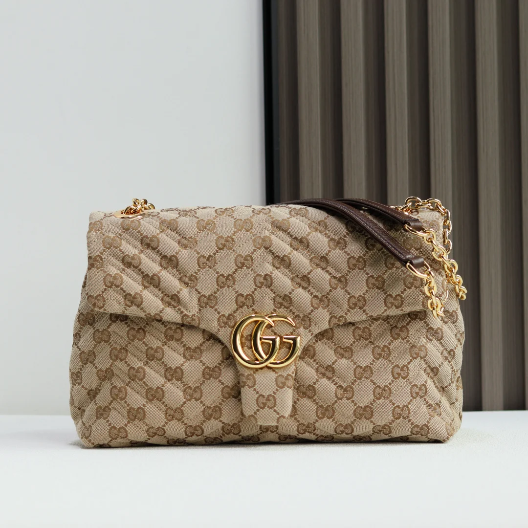 <p> Generation Gucci系列深入探索品牌的典藏元素和视觉密码 将不同世代的设计融合成一个美学叙事 这款肩背包采用GG帆布制成 呈现复古灵感的沙色 饰有金色调配件 增添精致感 </p><p>沙色和深棕色GG帆布</p><p>金色调配件</p><p>双G</p><p>内部 拉链口袋</p><p>外部 开口后袋</p><p>滑动链条肩带 28 – 51厘米下垂</p><p>磁扣</p><p>型号 850676 </p><p>尺寸 31厘米 宽 x 17厘米 高 x 8厘米 深 </p><p>重量 约 0.5 千克</p><p>颜色 杏布/棕色 </p><p>意大利创作</p>