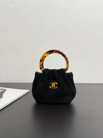 <p> 原厂皮 现货26C 早春度假系列玳瑁手柄麂皮mini小包</p><p>圆圈小包包好可爱复古玳瑁手柄的设计 透着微微光泽容易也很客观 麂皮材质摸起来触感也很好 超级舒服  时髦小费包 size 16*11*4cm 很小 放不下手机 99534</p>