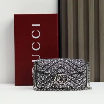 <p> Gucci Marmont迷你马蒙亮钻款双G鎏金与晶光的永恒邂逅</p><p>马蒙系列复古底蕴 标志性双G徽章之上 满铺手工甄选的璀璨亮钻 在光线下折射出流动星河般的夺目光彩 意大利匠人手工镶嵌工艺加持 让金属的温润质感与晶钻的闪耀锋芒完美相融 经典</p><p>V纹与爱心标识清晰可辨 细节处尽显奢雅格调 </p><p>无论是通勤西装的利落搭配 还是晚宴礼裙的华丽组合 它都能瞬间提升造型精致度 成为你衣橱里的 高光加分项    </p><p>型号 841290</p><p>尺寸 16.5X10.2x5 cm</p>