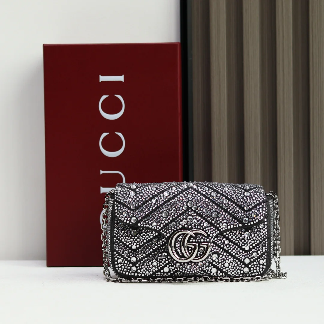 <p> Gucci Marmont迷你马蒙亮钻款双G鎏金与晶光的永恒邂逅</p><p>马蒙系列复古底蕴 标志性双G徽章之上 满铺手工甄选的璀璨亮钻 在光线下折射出流动星河般的夺目光彩 意大利匠人手工镶嵌工艺加持 让金属的温润质感与晶钻的闪耀锋芒完美相融 经典</p><p>V纹与爱心标识清晰可辨 细节处尽显奢雅格调 </p><p>无论是通勤西装的利落搭配 还是晚宴礼裙的华丽组合 它都能瞬间提升造型精致度 成为你衣橱里的 高光加分项 </p><p>型号 841290</p><p>尺寸 16.5X10.2x5 cm</p>