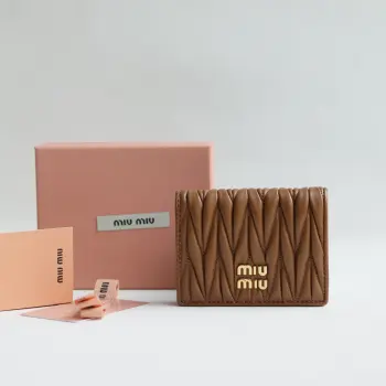 <p>新版本口袋小钱包 pocket wallet 专柜新款小钱夹 型号 5MV204    里外都是进口顶级羊皮  内压198A 百元钞银行卡硬币零钱通通可以收入其中  尺寸 11.5 X8 cm 配原版包装</p>