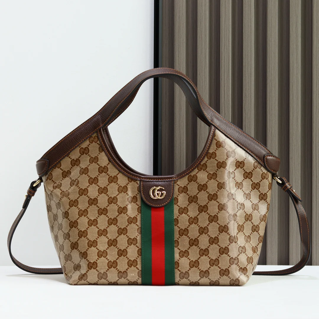 <p>2026春夏系列全新上市 Gucci Giglio系列手袋以羊皮革饰边提手进一步升华设计 致敬品牌意大利渊源 诠释传承与重塑的精神 包身采用全新涂层GG面料 呈现柔软触感与光泽外观 内衬则焕新演绎源自品牌典藏的钻石菱格纹图案 </p><p>沙色和深棕色柔软 有光泽的涂层GG织物</p><p>深棕色软皮羊皮革滚边 红绿Web织带帆布滚边</p><p>金色调配件</p><p>沙色帆布衬里 饰钻石菱格纹图案</p><p>双G</p><p>可拆卸小袋</p><p>外部 D-rings</p><p>15厘米手挽垂直长度</p><p>可拆卸和可调节羊皮革肩带高 54厘米 - 63厘米 长度 110厘米 - 129厘米</p><p>隐藏式磁扣</p><p>型号 860845 </p><p>尺寸 25厘米 宽 x 20厘米 高 x 15厘米 深 </p><p>重量 约 0.5 千克</p><p>颜色 水晶/棕色 </p>