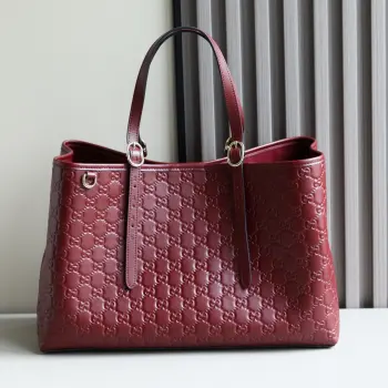 <p> GUCCI新专款柜品质 顶级原单货 原厂皮 原厂五金 实物实拍 款号:815213安可拉红压花/尺寸:W38xH25.5x15cm</p>