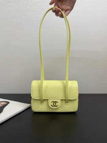 <p> 原厂皮 现货26P Jennie同款preppy coco单肩包</p><p>这只叫preppy coco 干净利落线条 有种vintage的感觉 搭什么都不违和 单肩背很有质感 size 17*12*4cm99553</p>