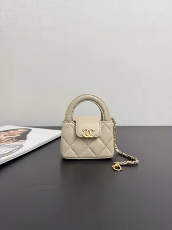 <p> 原厂皮 现货26C mini Kelly小挂包实在太可爱啦</p><p>Kelly的缩小版 虽然是小废包 但真的好喜欢复古又经典的版型 挂什么包上都显档次非常好搭配呀 size 10*6.5*4cm99540</p>