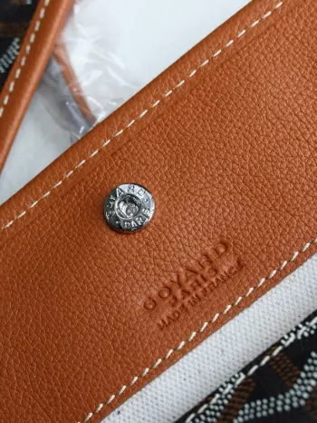 <p>Goyard Hobo Boheme 流浪包腋下包 灵感来自波西米亚流浪的生活哲学 两大王牌Saint Louis  Artois系列托特包的综合体 内置子母袋 随性慵懒风 肩带的舒适度就是整个包的灵魂 拥有了它你就是时尚界的弄潮儿 </p><p>款号  020223 </p><p>尺寸 Size 42×27×15cm</p>
