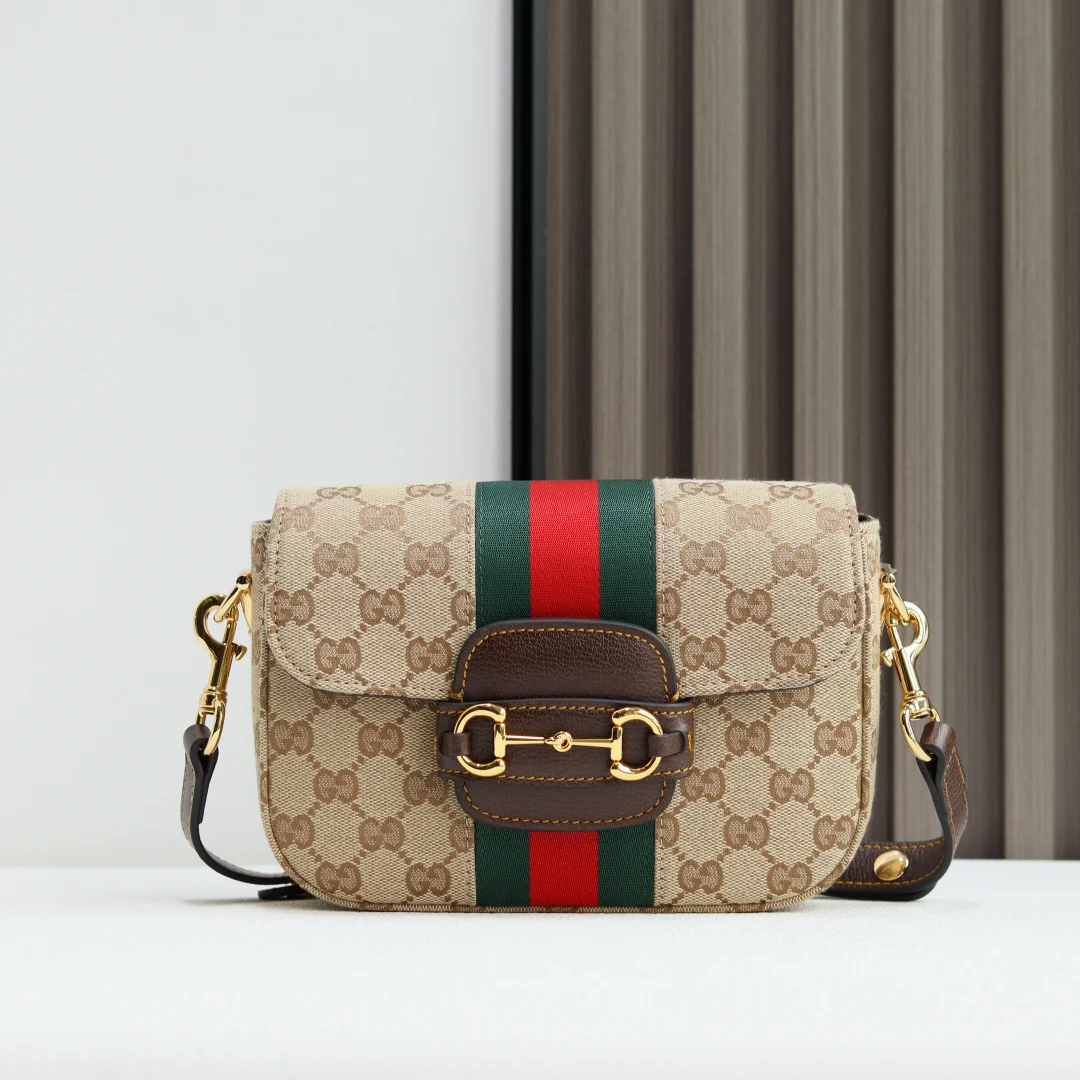<p>2026春夏系列全新上市 Gucci Horsebit 1955 系列手袋以柔软流畅的廓形演绎 包身选用轻盈挺括的 GG 帆布打造 饰标志性Web织带细节 搭配简约可调节皮革肩带 进一步为设计注入品牌风格 </p><p>沙色和深棕色GG帆布</p><p>深棕色软皮皮革滚边</p><p>金色调配件</p><p>米色帆布衬里饰钻石菱格纹图案</p><p>马衔扣和织带</p><p>可拆卸和可调节皮革肩带 配搭扣 高 30厘米</p><p>翻盖开合</p><p>型号 866762 </p><p>尺寸 21厘米 宽 x 14.5厘米 高 x 5.5厘米 深 </p><p>重量 约0.5千克</p><p>颜色 杏啡</p><p>意大利创作</p>