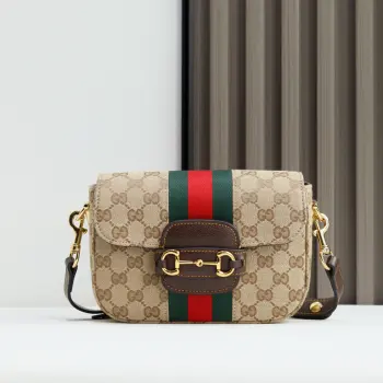 <p>2026春夏系列全新上市 Gucci Horsebit 1955 系列手袋以柔软流畅的廓形演绎 包身选用轻盈挺括的 GG 帆布打造 饰标志性Web织带细节 搭配简约可调节皮革肩带 进一步为设计注入品牌风格 </p><p>沙色和深棕色GG帆布</p><p>深棕色软皮皮革滚边</p><p>金色调配件</p><p>米色帆布衬里饰钻石菱格纹图案</p><p>马衔扣和织带</p><p>可拆卸和可调节皮革肩带 配搭扣 高 30厘米</p><p>翻盖开合</p><p>型号 866762 </p><p>尺寸 21厘米 宽 x 14.5厘米 高 x 5.5厘米 深 </p><p>重量 约0.5千克</p><p>颜色 杏啡</p><p>意大利创作</p>