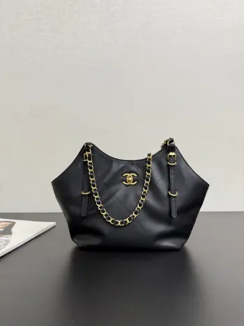 <p> 原厂皮 现货26C 𝐦𝐢𝐧𝐢 tote</p><p>mini的尺寸更加日常实用  小牛皮材质自重很轻 柔软细腻  版型慵懒又随性 大大的菱格纹 链条皮带穿插点缀 好看又能装 既优雅又松弛搭配休闲装妥妥的时髦girl 简直不要太好背啦   size 30*18*6cm99539</p>
