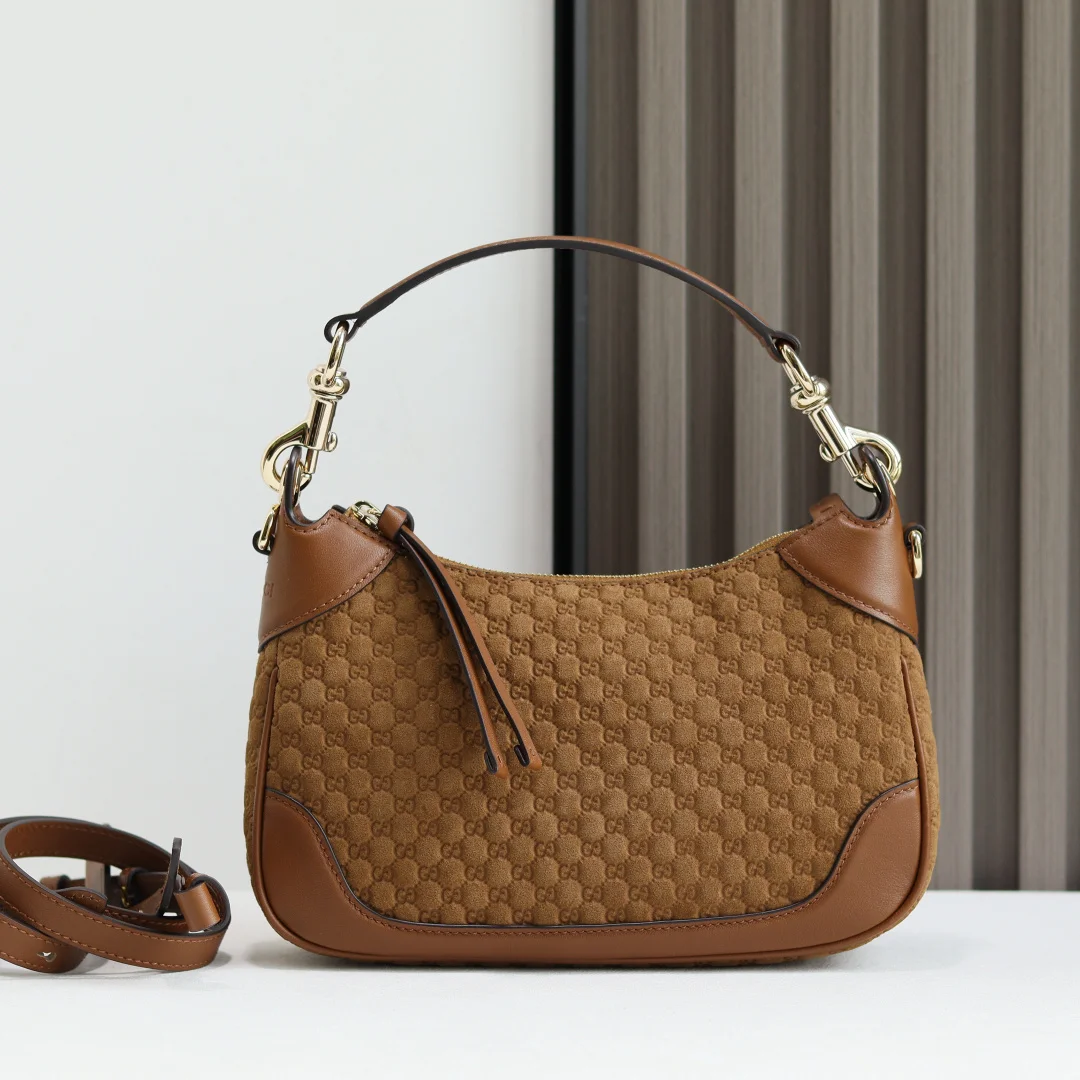 <p> Gucci Body双锁扣系列承载20世纪中期经典设计精髓 于20世纪50年代典藏设计中汲取灵感 成就魅力手袋单品 这款手袋甄选华贵柔软的GG绒面材质匠心打造 垂坠质感巧妙贴合身形 顶部提手和可拆卸包带设计更添优雅格调 </p><p>棕色微型GG压花绒面材质</p><p>棕色皮革滚边</p><p>浅金色调配件</p><p>棕色棉麻混纺衬里</p><p>钩扣开合提手 13厘米 附包带 高度 45厘米 </p><p>可拆卸皮革肩带 高度 45厘米 </p><p>拉链开合</p><p>型号 855252 </p><p>尺寸 25厘米 宽 x 14.5厘米 高 x 6厘米 深 </p><p>重量 约0.85千克</p><p>颜色 棕色/磨砂压 </p>