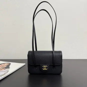 <p> 原厂皮 现货q26P Jennie同款preppy coco单肩包</p><p>这只叫preppy coco 干净利落线条 有种vintage的感觉 搭什么都不违和 单肩背很有质感 size 17*12*4cm99553</p>