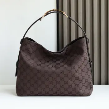 <p> Beatrix中号托特包</p><p>采用帆布配牛皮打造 配标志性马衔扣细节肩带 金色调配件更添精致质感 内里设有一个拉链口袋 </p><p>款号 850926 巧克力色</p><p>尺寸  35 x 27 x 11 cm</p>