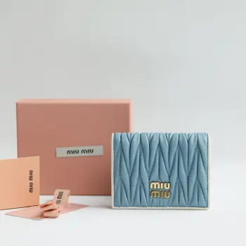 <p> 新版本口袋小钱包 pocket wallet 专柜新款小钱夹 型号 5MV204    里外都是进口顶级羊皮  内压198A 百元钞银行卡硬币零钱通通可以收入其中  尺寸 11.5 X8 cm 配原版包装</p>