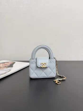 <p> 原厂皮 现货26C mini Kelly小挂包实在太可爱啦</p><p>Kelly的缩小版 虽然是小废包 但真的好喜欢复古又经典的版型 挂什么包上都显档次非常好搭配呀 size 10*6.5*4cm99540</p>
