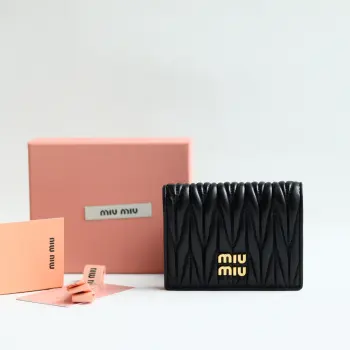 <p> 新版本口袋小钱包 pocket wallet 专柜新款小钱夹 型号 5MV204    里外都是进口顶级羊皮  内压198A 百元钞银行卡硬币零钱通通可以收入其中  尺寸 11.5 X8 cm 配原版包装</p>
