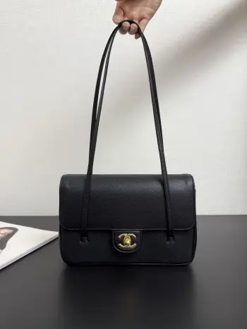<p> 原厂皮 现货26P Jennie同款preppy coco单肩包</p><p>这只叫preppy coco 干净利落线条 有种vintage的感觉 搭什么都不违和 单肩背很有质感 size 22*16*6cm99556</p>