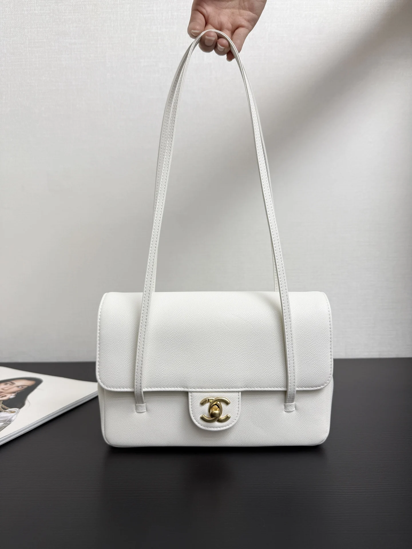 原单香奈儿女包|高仿香奈儿女包|精仿香奈儿女包|一比一香奈儿女包<p> 原厂皮 现货26P Jennie同款preppy coco单肩包</p><p>这只叫preppy coco 干净利落线条 有种vintage的感觉 搭什么都不违和 单肩背很有质感 size 22*16*6cm99556</p>