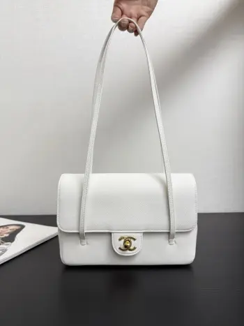 <p> 原厂皮 现货26P Jennie同款preppy coco单肩包</p><p>这只叫preppy coco 干净利落线条 有种vintage的感觉 搭什么都不违和 单肩背很有质感 size 22*16*6cm99556</p>