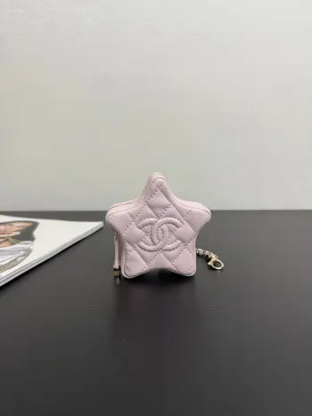 <p> 原厂皮 现货26c星星小挂件</p><p>金色链条包搭配五角星挂件 简直太美啦 是一眼心动的包包五角星挂坠也可以做零包 萌萌哒小可爱解锁多种背法 可以自己diy链条斜挎 干练精致可爱  快来冲啊 99545</p>