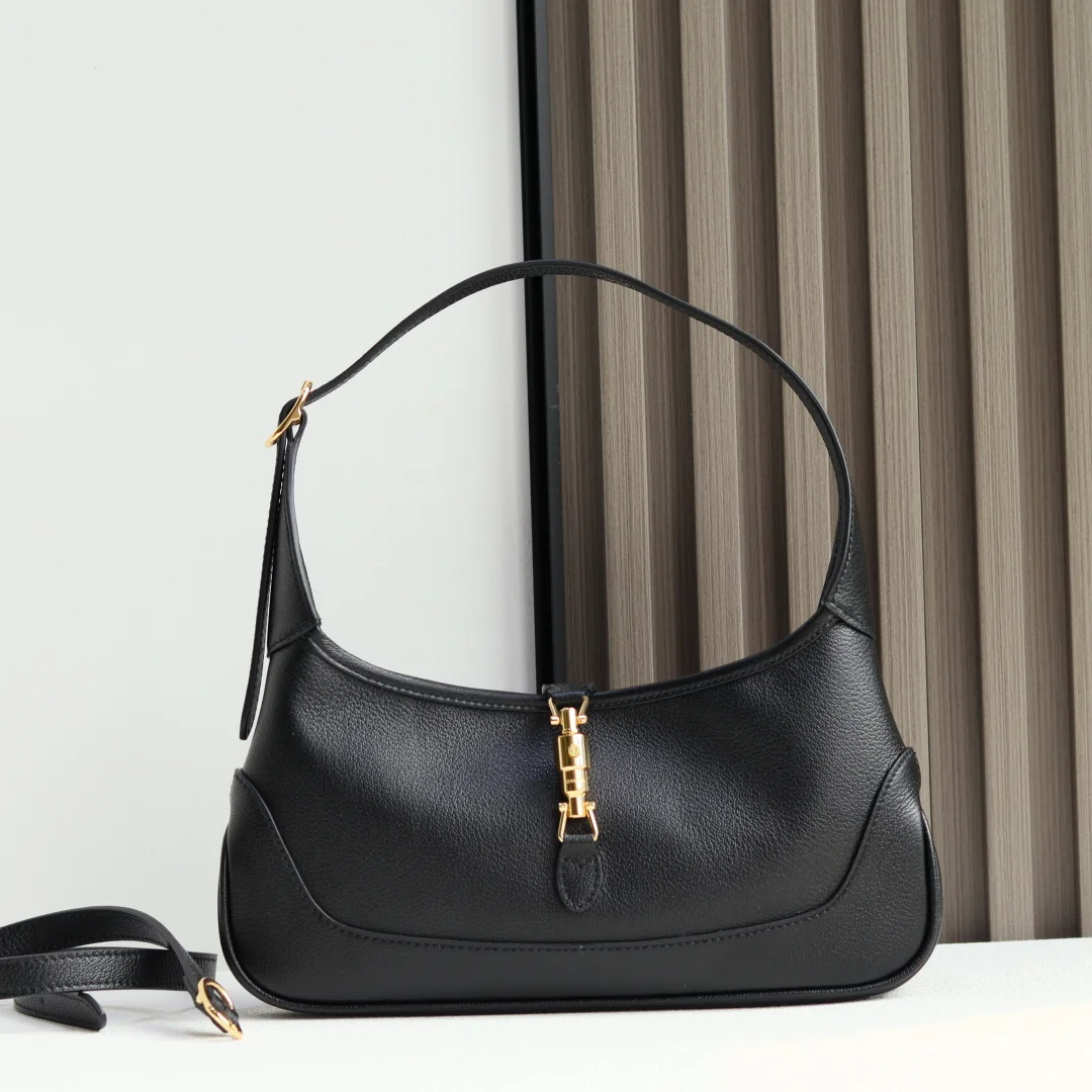 <p>Gucci by Demna新系列 把Gucci的复古奢华玩出了新高度 新品的每一处细节都透着设计师的巧思 经典元素被重新演绎后更具辨识度 从日常腋下包到晚宴流苏包 风格跨度大却又统一得很高级 款号863137克布 尺寸27X13X6 </p>
