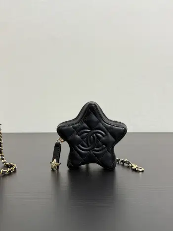 <p> 原厂皮 现货26c星星小挂件黑色现货来啦   zp实拍</p><p>金色链条包搭配五角星挂件 简直太美啦 是一眼心动的包包五角星挂坠也可以做零包 萌萌哒小可爱解锁多种背法 可以自己diy链条斜挎 干练精致可爱  快来冲啊  99545</p>