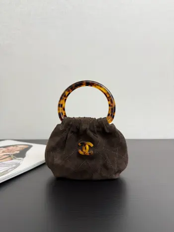 <p> 原厂皮 现货26C 早春度假系列玳瑁手柄麂皮mini小包</p><p>圆圈小包包好可爱复古玳瑁手柄的设计 透着微微光泽容易也很客观 麂皮材质摸起来触感也很好 超级舒服  时髦小费包 size 16*11*4cm 很小 放不下手机 99534</p>