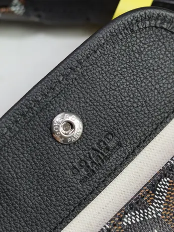 <p> 戈雅  新品Hobo Boheme mini流浪包腋下包 灵感来自波西米亚流浪的生活哲学 两大王牌Saint Louis  Artois系列托特包的综合体 内置子母袋 随性慵懒风 拥有了它你就是时尚界的弄潮儿 肩带的舒适度就是整个包的灵魂 慢工出细活 细节看图就是了  型号  尺寸  26×11×22cm</p>