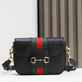 <p>2026春夏系列全新上市 Gucci Horsebit 1955 系列手袋以柔软流畅的廓形演绎 包身选用轻盈挺括的 GG 帆布打造 饰标志性Web织带细节 搭配简约可调节皮革肩带 进一步为设计注入品牌风格 </p><p>沙色和深棕色GG帆布</p><p>深棕色软皮皮革滚边</p><p>金色调配件</p><p>米色帆布衬里饰钻石菱格纹图案</p><p>马衔扣和织带</p><p>可拆卸和可调节皮革肩带 配搭扣 高 30厘米</p><p>翻盖开合</p><p>型号 866762 </p><p>尺寸 21厘米 宽 x 14.5厘米 高 x 5.5厘米 深 </p><p>重量 约0.5千克</p><p>颜色 克全皮</p><p>意大利创作</p>