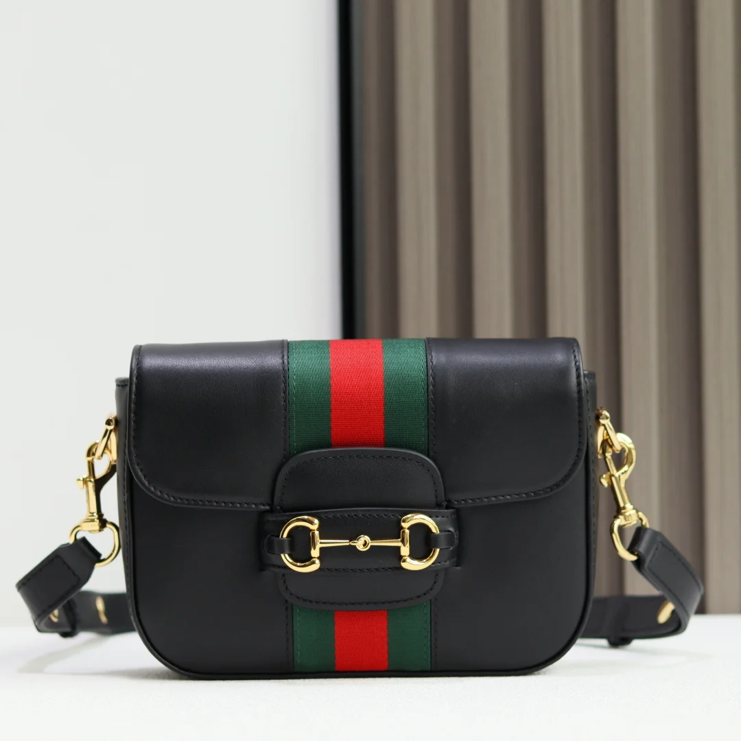 <p>2026春夏系列全新上市 Gucci Horsebit 1955 系列手袋以柔软流畅的廓形演绎 包身选用轻盈挺括的 GG 帆布打造 饰标志性Web织带细节 搭配简约可调节皮革肩带 进一步为设计注入品牌风格 </p><p>沙色和深棕色GG帆布</p><p>深棕色软皮皮革滚边</p><p>金色调配件</p><p>米色帆布衬里饰钻石菱格纹图案</p><p>马衔扣和织带</p><p>可拆卸和可调节皮革肩带 配搭扣 高 30厘米</p><p>翻盖开合</p><p>型号 866762 </p><p>尺寸 21厘米 宽 x 14.5厘米 高 x 5.5厘米 深 </p><p>重量 约0.5千克</p><p>颜色 克全皮</p><p>意大利创作</p>