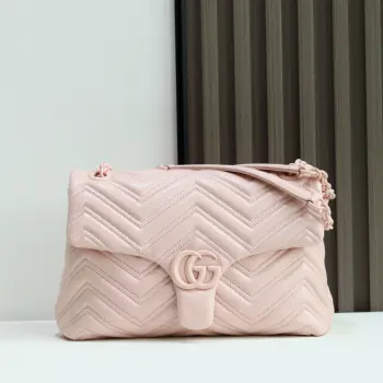 <p>  品牌标志性GG Marmont系列大号匠心融蕴经典双G元素和切面链式包带 缔就柔软不失挺括的廓形设计 这款单品采用柔软轻质绗缝V型牛皮革匠造而成 搭配同色调珐琅配件与链条 </p><p>黑色柔软轻质绗缝V型牛皮革</p><p>同色调珐琅配件与链条</p><p>黑色人造丝衬里</p><p>双G</p><p>内部 拉链袋</p><p>外部 背面开口袋</p><p>滑动链条肩带 高度 28厘米 – 51厘米</p><p>磁扣开合</p><p>型号 850676 </p><p>尺寸 31厘米 宽 x 17厘米 高 x 8厘米 深 </p><p>颜色 樱花粉 色/柔软皮 </p>