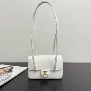 <p> 原厂皮 现货26P Jennie同款preppy coco单肩包</p><p>这只叫preppy coco 干净利落线条 有种vintage的感觉 搭什么都不违和 单肩背很有质感 size 17*12*4cm99553</p>