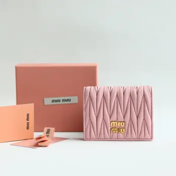 <p> 新版本口袋小钱包 pocket wallet 专柜新款小钱夹 型号 5MV204    里外都是进口顶级羊皮  内压198A 百元钞银行卡硬币零钱通通可以收入其中  尺寸 11.5 X8 cm 配原版包装</p>