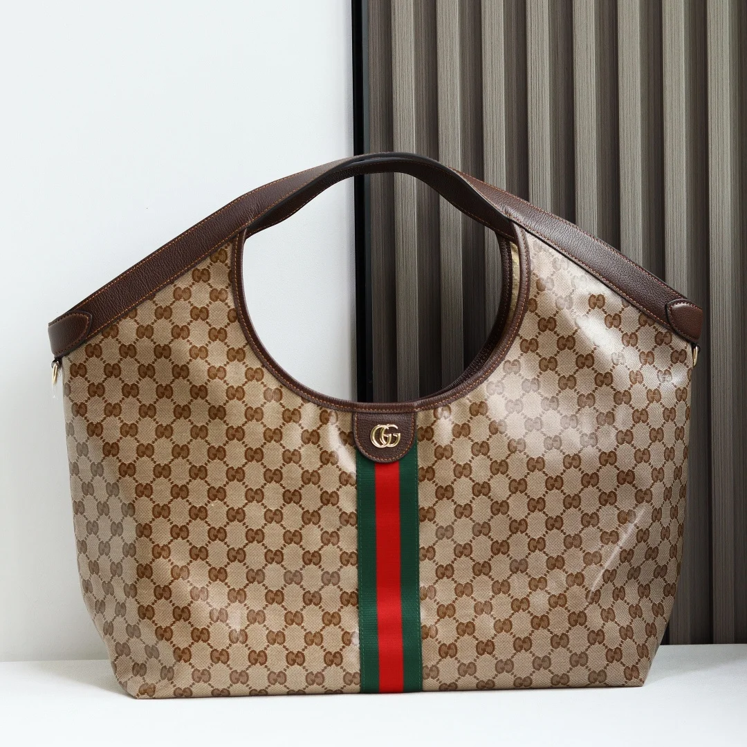 <p>Gucci Giglio系列手袋以皮革饰边提手进一步升华设计 致敬品牌意大利渊源 诠释传承与重塑的精神 包身采用全新涂层GG面料打造 呈现柔软触感与光泽外观 内衬则焕新演绎源自品牌典藏的钻石菱格纹图案 </p><p>沙色和深棕色柔软 有光泽的涂层GG织物</p><p>深棕色软皮皮革滚边 红绿Web织带帆布滚边</p><p>金色调配件</p><p>沙色帆布衬里 饰钻石菱格纹图案</p><p>双G</p><p>可拆卸小袋</p><p>外部 D-rings</p><p>18厘米手挽垂直长度</p><p>隐藏式磁扣</p><p>型号 853971 </p><p>尺寸 42 厘米 下宽 x 60厘米 上宽 x 47厘米 高 x 16厘米 深 </p><p>重量 约 0.6 千克</p><p>颜色 水晶/棕色 </p><p>意大利创作</p>