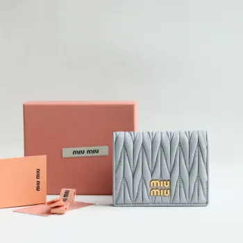 <p> 新版本口袋小钱包 pocket wallet 专柜新款小钱夹 型号 5MV204    里外都是进口顶级羊皮  内压198A 百元钞银行卡硬币零钱通通可以收入其中  尺寸 11.5 X8 cm 配原版包装</p>