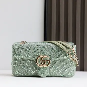 <p>Gucci Marmont马蒙亮钻款双G鎏金与晶光的永恒邂逅</p><p>马蒙系列复古底蕴 标志性双G徽章之上 满铺手工甄选的璀璨亮钻 在光线下折射出流动星河般的夺目光彩 意大利匠人手工镶嵌工艺加持 让金属的温润质感与晶钻的闪耀锋芒完美相融 经典</p><p>V纹与爱心标识清晰可辨 细节处尽显奢雅格调 </p><p>无论是通勤西装的利落搭配 还是晚宴礼裙的华丽组合 它都能瞬间提升造型精致度 成为你衣橱里的 高光加分项    </p><p>型号 837267</p><p>尺寸 26-13-6cm</p>