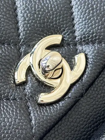 <p>4399/ 淡淡的金色五金搭配黑色鱼子酱质感很好 链条是亮面感 中间是皮拼链设计 这个设计的要求非常高不仅要做好链条的光感还要做好皮质的精致 除了原厂几乎做不到 包身上的五金采用真金电镀的工艺 亮泽的质感 </p>