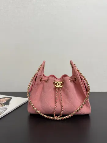 <p> 原厂皮 Ohanel26C水桶抽绳包 麂皮mini</p><p>新添一个小可爱 它的本体其实是一个小水桶包 麂皮牛皮皮质是摸起来比较柔软的 很像刻意而为之的精心搭配 size 22*21*10cm 迷你  99480</p>