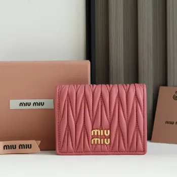 <p> 新版本口袋小钱包 pocket wallet 专柜新款小钱夹 型号 5MV204    里外都是进口顶级羊皮  内压198A 百元钞银行卡硬币零钱通通可以收入其中  尺寸 11.5 X8 cm 配原版包装</p>