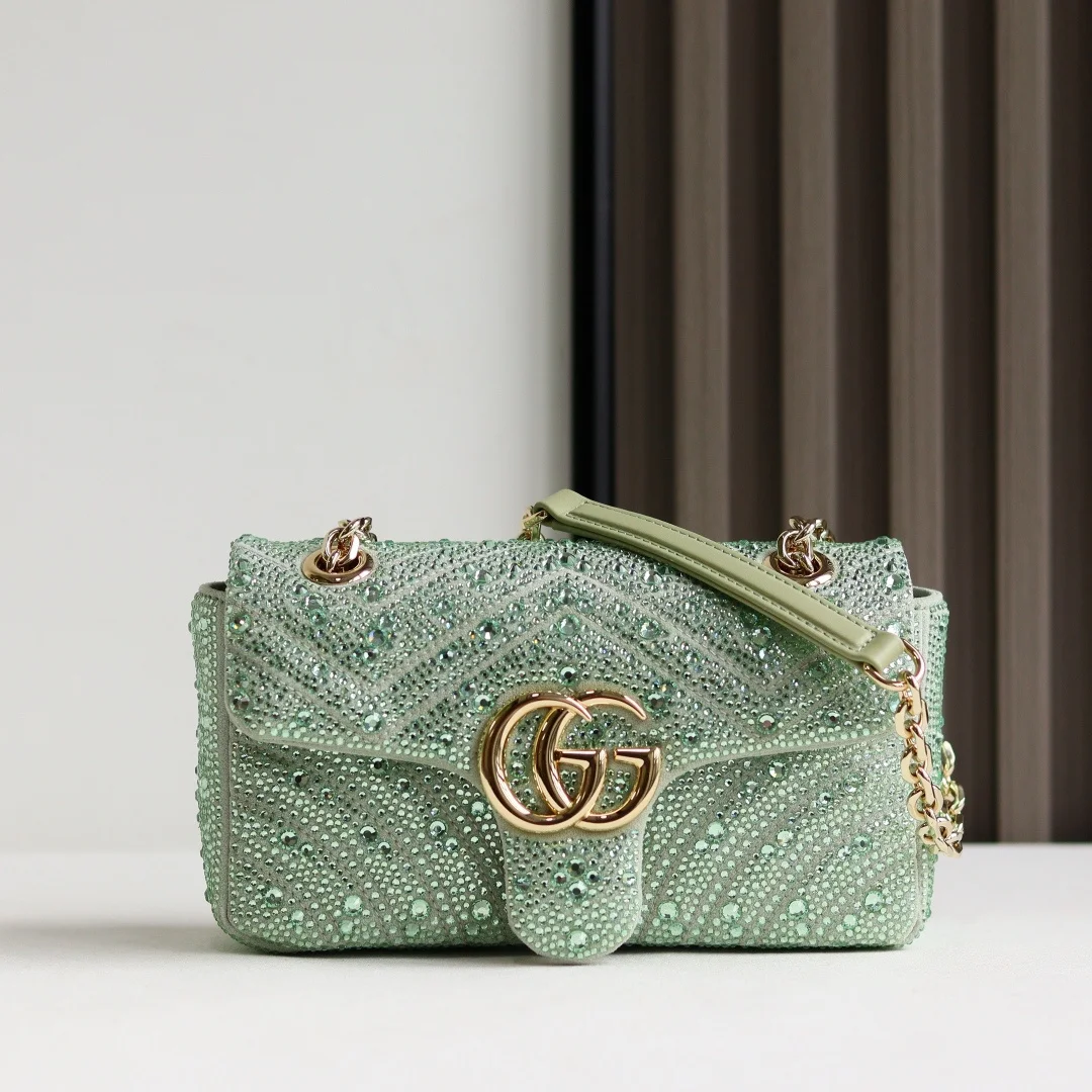 <p> Gucci Marmont马蒙亮钻款双G鎏金与晶光的永恒邂逅</p><p>马蒙系列复古底蕴 标志性双G徽章之上 满铺手工甄选的璀璨亮钻 在光线下折射出流动星河般的夺目光彩 意大利匠人手工镶嵌工艺加持 让金属的温润质感与晶钻的闪耀锋芒完美相融 经典</p><p>V纹与爱心标识清晰可辨 细节处尽显奢雅格调 </p><p>无论是通勤西装的利落搭配 还是晚宴礼裙的华丽组合 它都能瞬间提升造型精致度 成为你衣橱里的 高光加分项 </p><p>型号 837280 </p><p>尺寸 22-12.5-6cm</p>